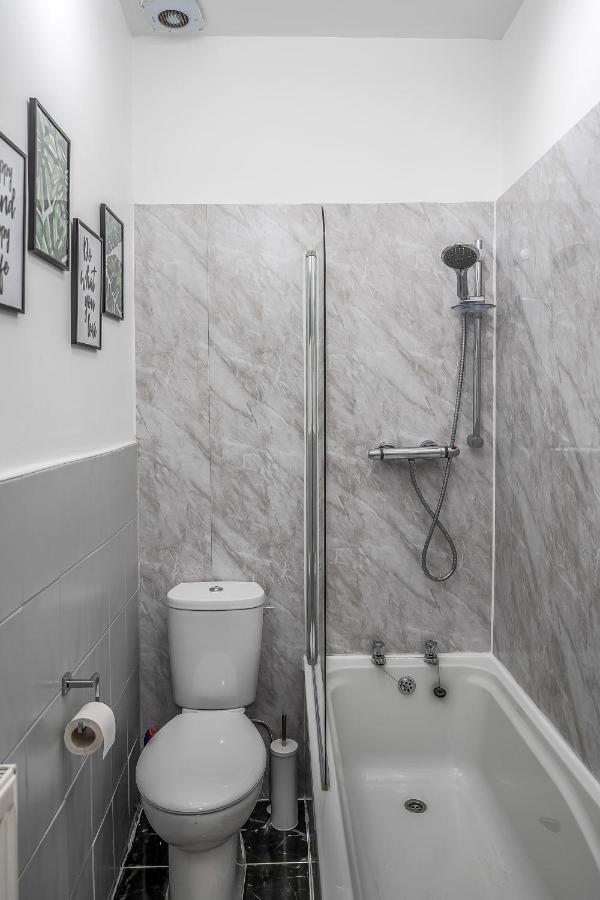 Private Ground Floor Main Door Entrance - Spacious 2 Bedroom Property - The Shore, Leith Edimburgo Exterior foto